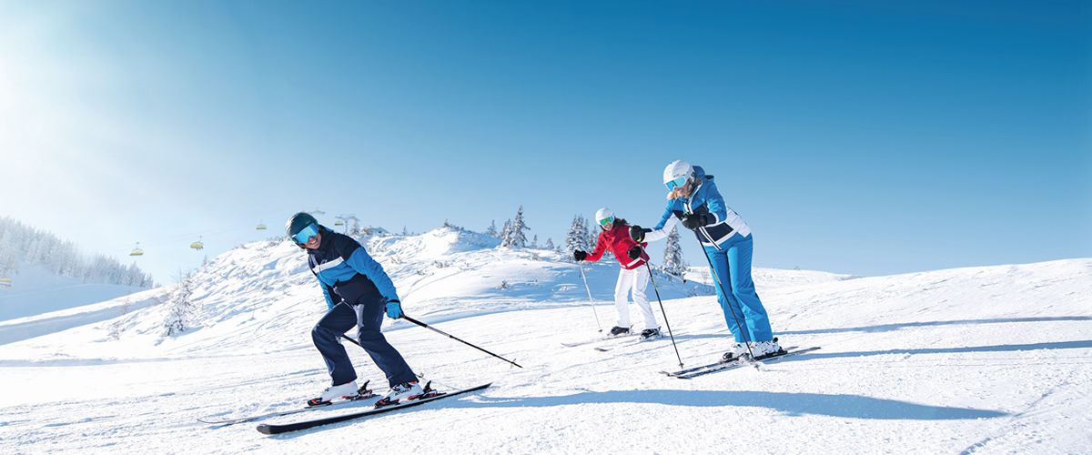 Skiers op wintersport